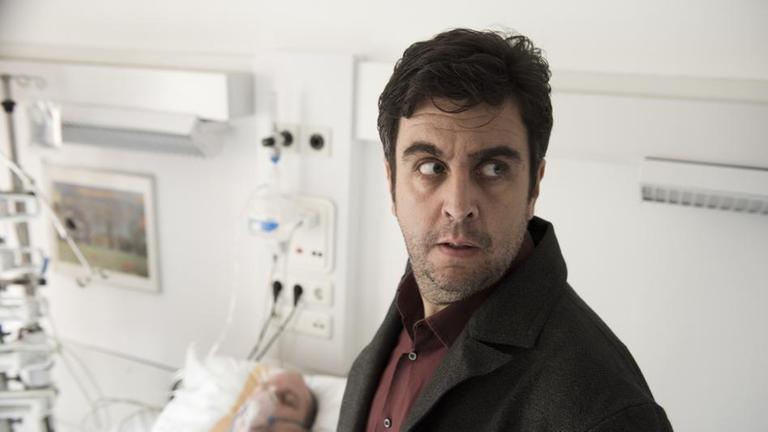 "Morgen hör ich auf": Jochen Lehmann (rechts: Bastian Pastewka) steht am Krankenbett von Werner Tauchert (links: Uwe Preuss).