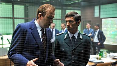 Bundesinnenminister Hans-Dietrich Genscher (Stephan Grossmann, l.) wendet sich in seiner Sorge um die entführten Geiseln vertrauensvoll an Polizeioffizier Ulrich K. Wegener (Benjamin Sadler, r.).