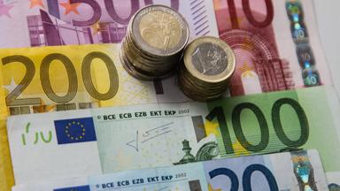 Stapel Euromünzen auf Euroscheinen