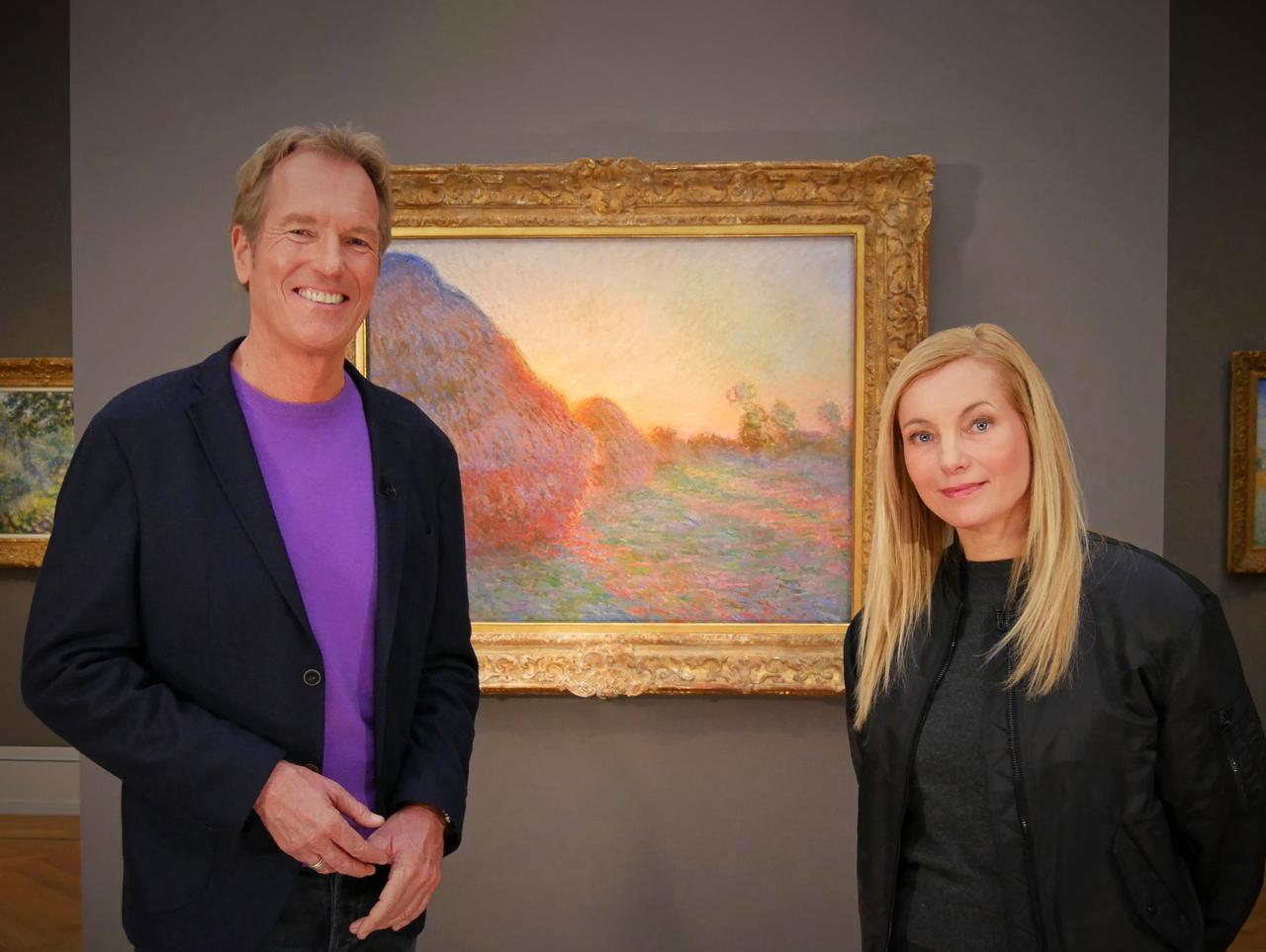 Markus Brock und Nadja Uhl vor einem Bild im Museum