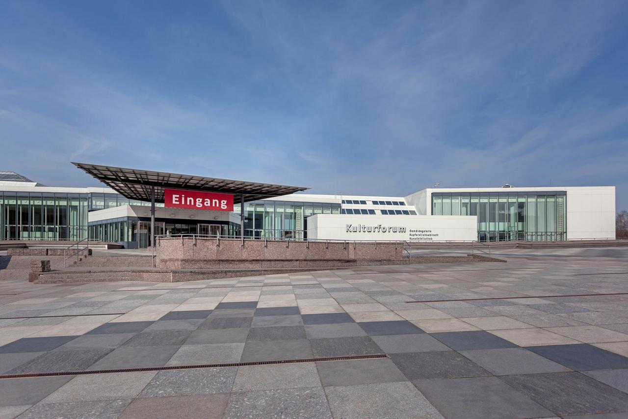 Ein flaches weißes Gebäude mit großem Vordach