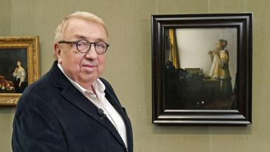 Der Buchautor Hanns-Josef Ortheil steht vor einer Wand mit einem Gemälde