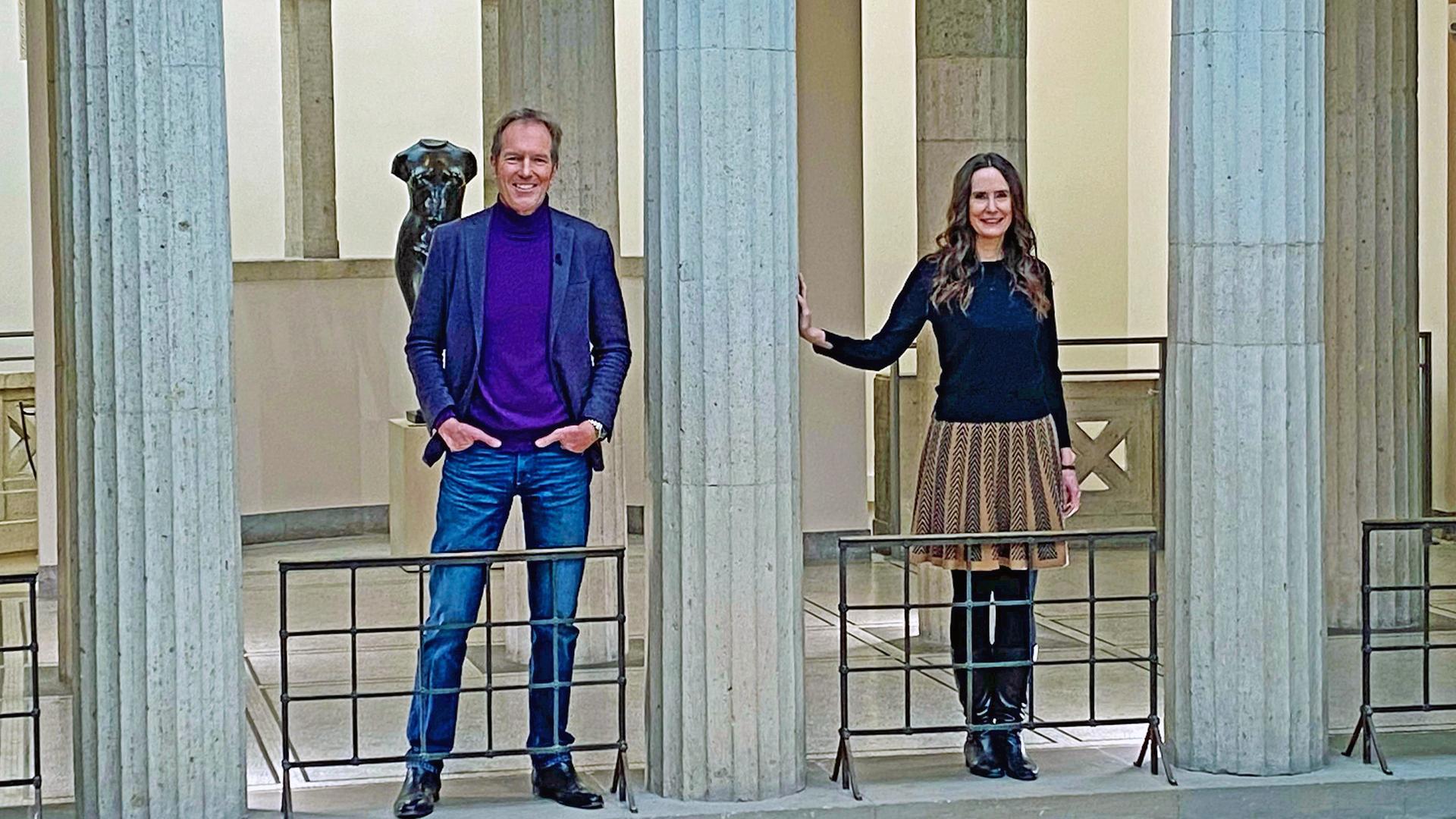 Markus Brock und Tanja Kinkel vor dem Hessischen Landesmuseum Darmstadt.