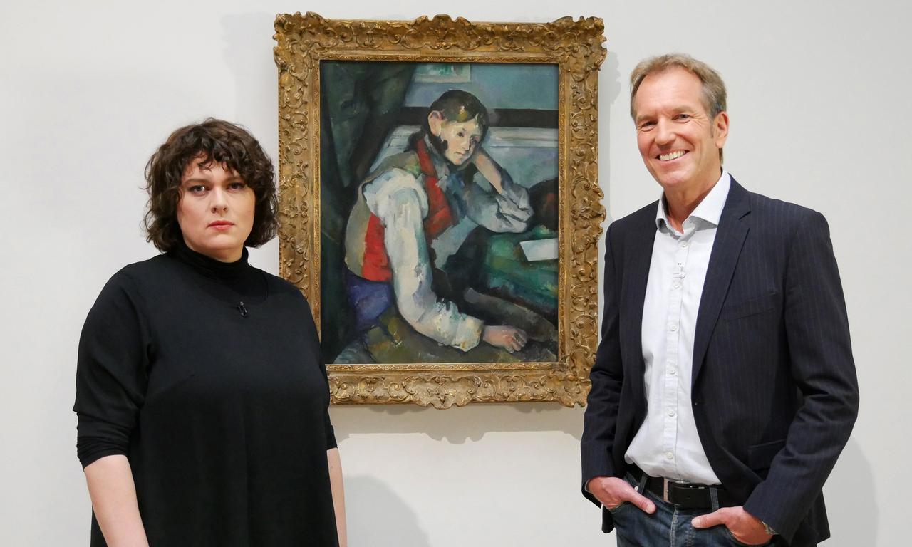 Frau und ein Mann vor einem Gemälde