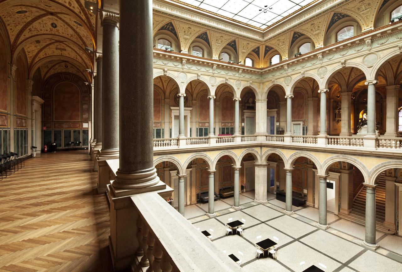 Im Inneren des Museums für angewandte Kunst in Wien: Symmetrie in Säulen und Parkett