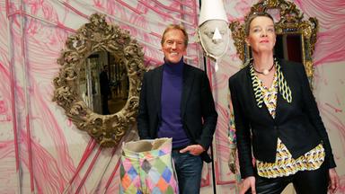 Markus Brock und Franziska Maderthaner stehen im Museum für angewandte Kunst (MAK)