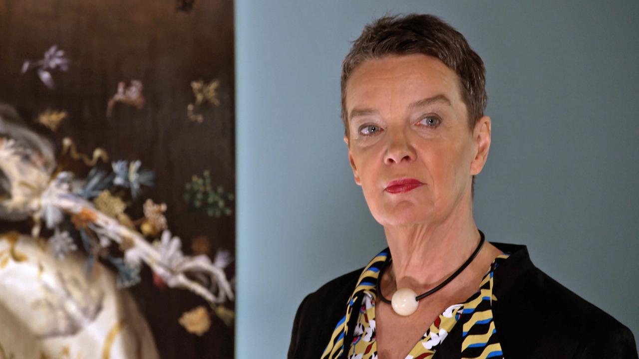 Franziska Maderthaner steht neben einem Gemälde im MAK, dem Museum für angewandte Kunst in Wien.