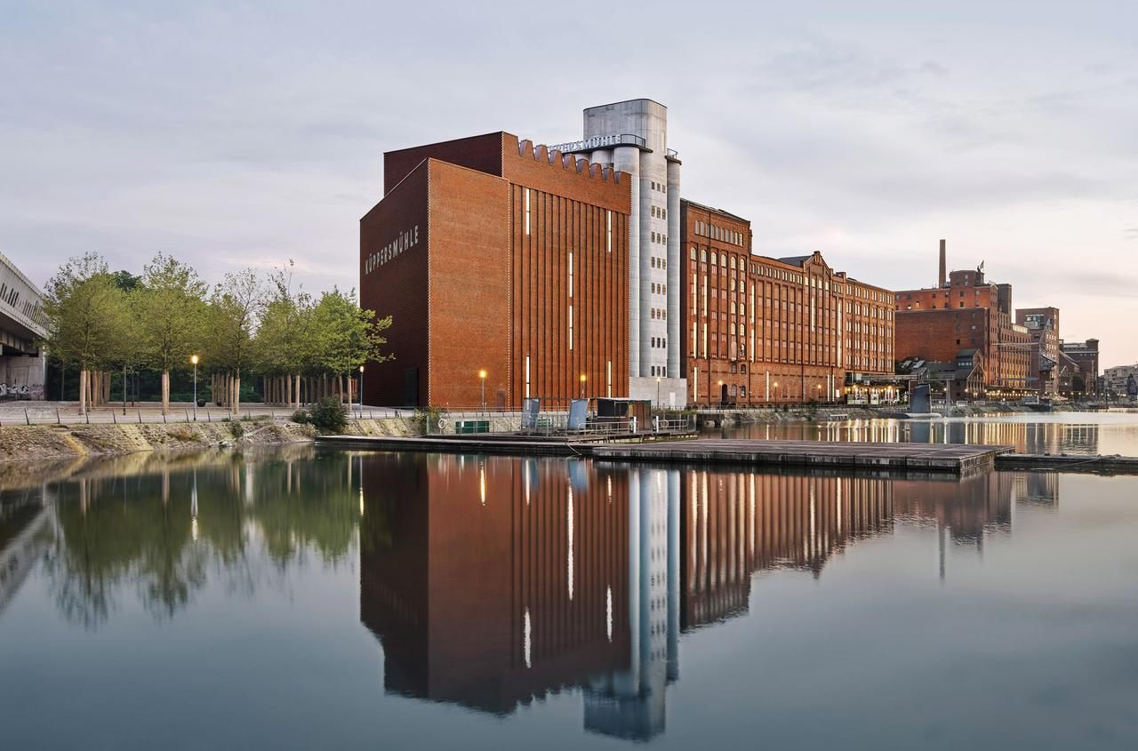 Blick vom Wasser aus auf das Museum Küppersmühle in Duisburg