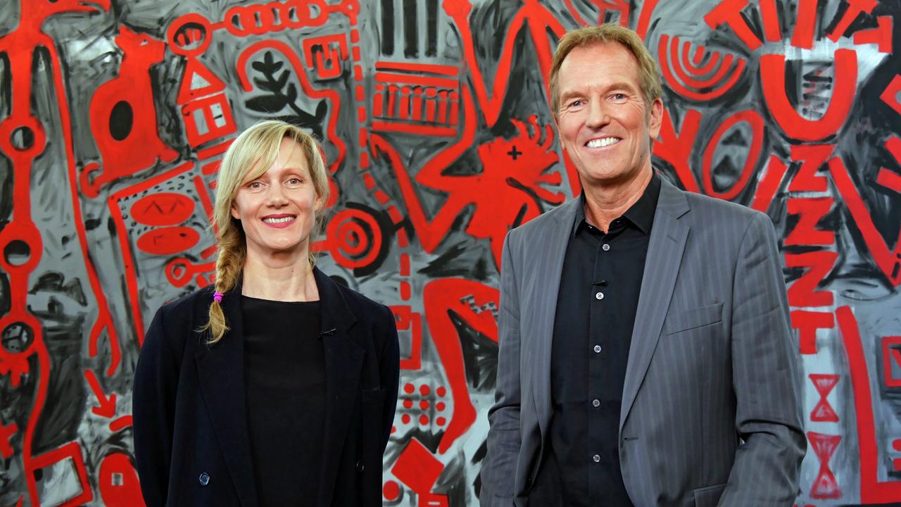 Anna Schudt und Markus Brock stehen lachend vor einem Gemälde im Museum Küppersmühle in Duisburg