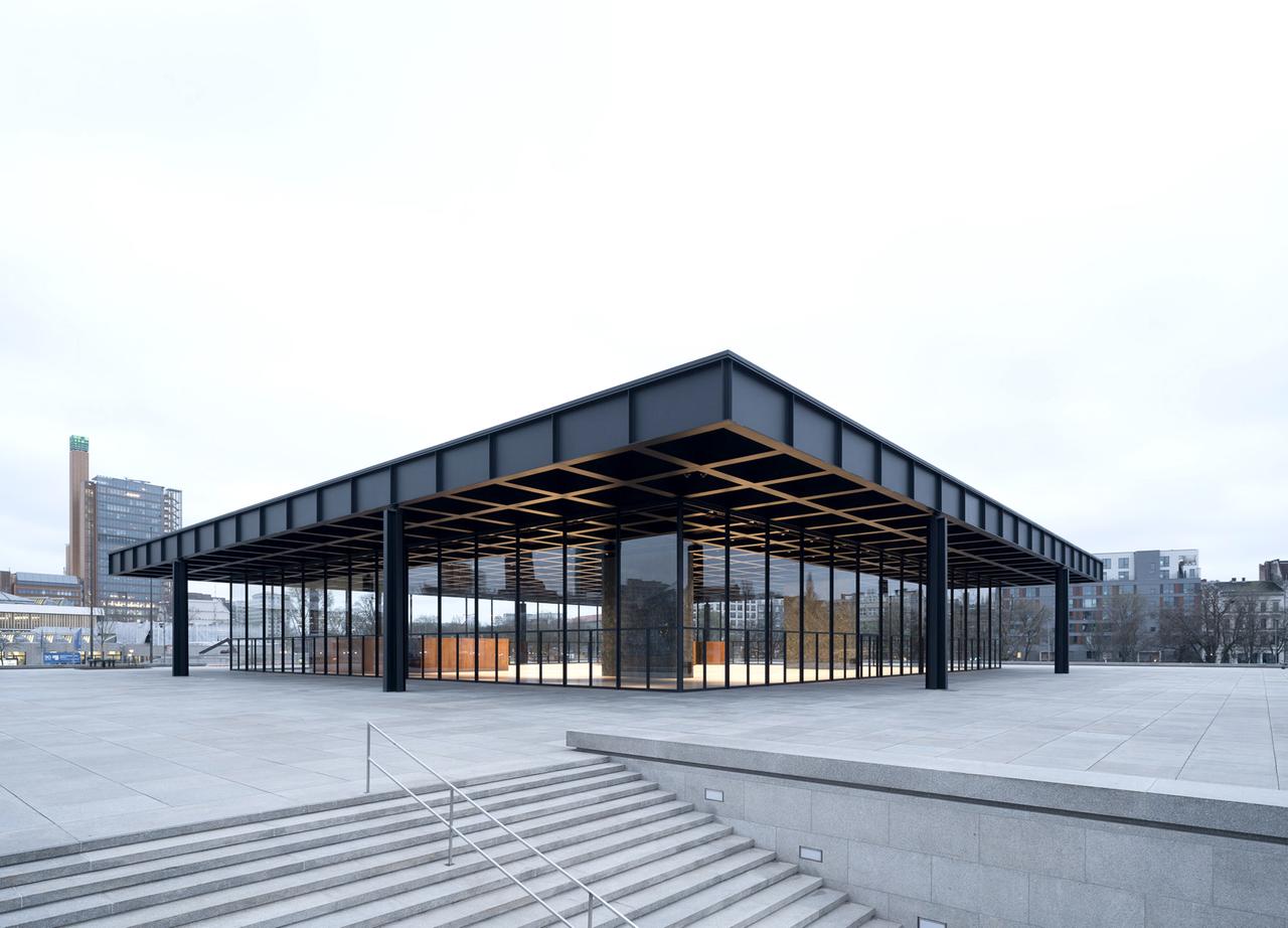 Die Neue Nationalgalerie Berlin ist ein modernes, klares Bauwerk aus Glas und Stahl.