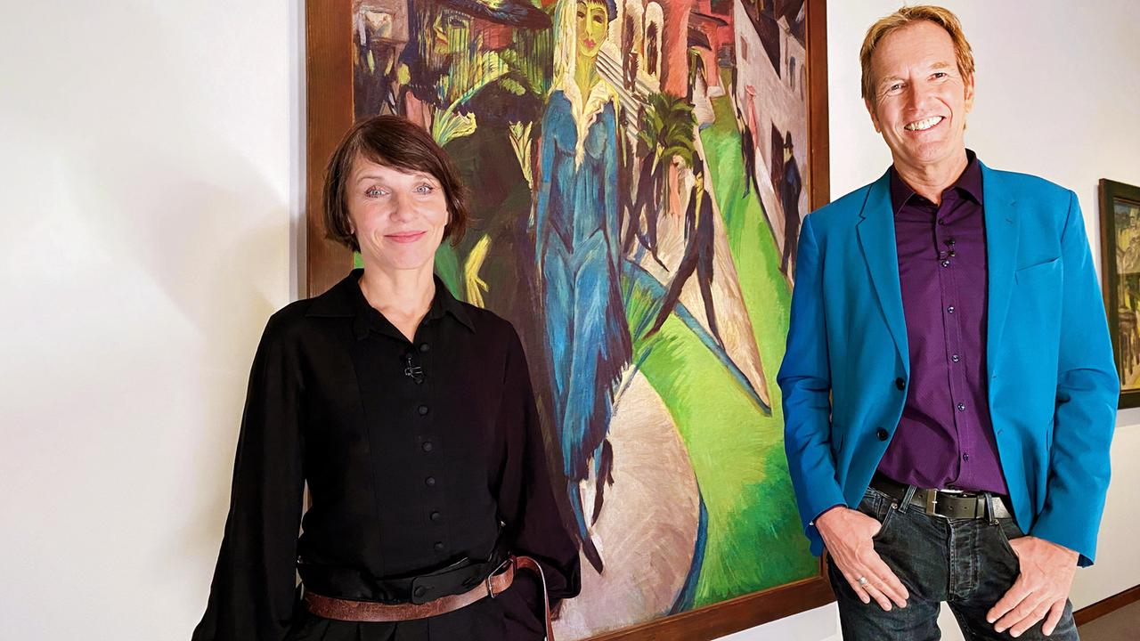 Markus Brock steht mit Meret Becker in der Neuen Nationalgalerie Berlin vor einem Gemälde.