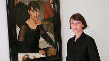 Markus Brock steht mit Meret Becker in der Neuen Nationalgalerie Berlin vor einem Gemälde.