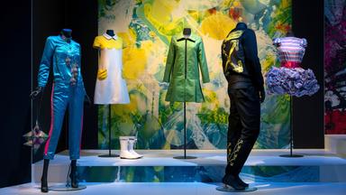 Ausstellung 'Fashion - Was Mode zu Mode macht'.