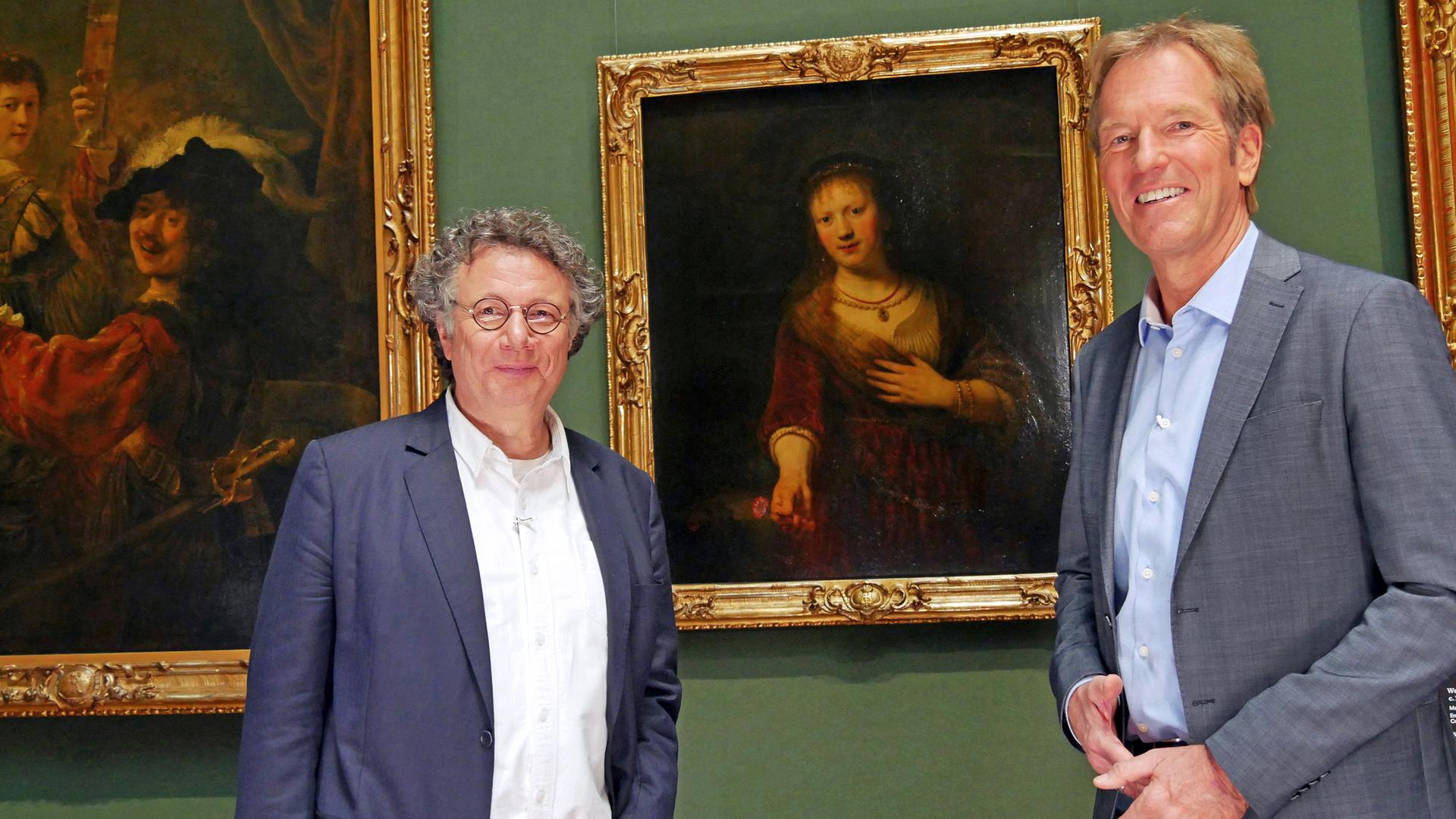 Ingo Schulze und Markus Brock vor den Gemälden in der Gemäldegalerie Dresden.