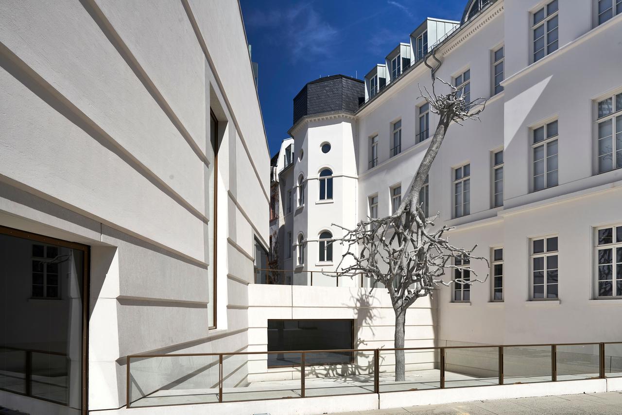 Ariel Schlesingers Skultpur 'Untitled' zeigt einen entwurzelten Baum der kopfüber auf dem Baum eines anderen Baumes steht.