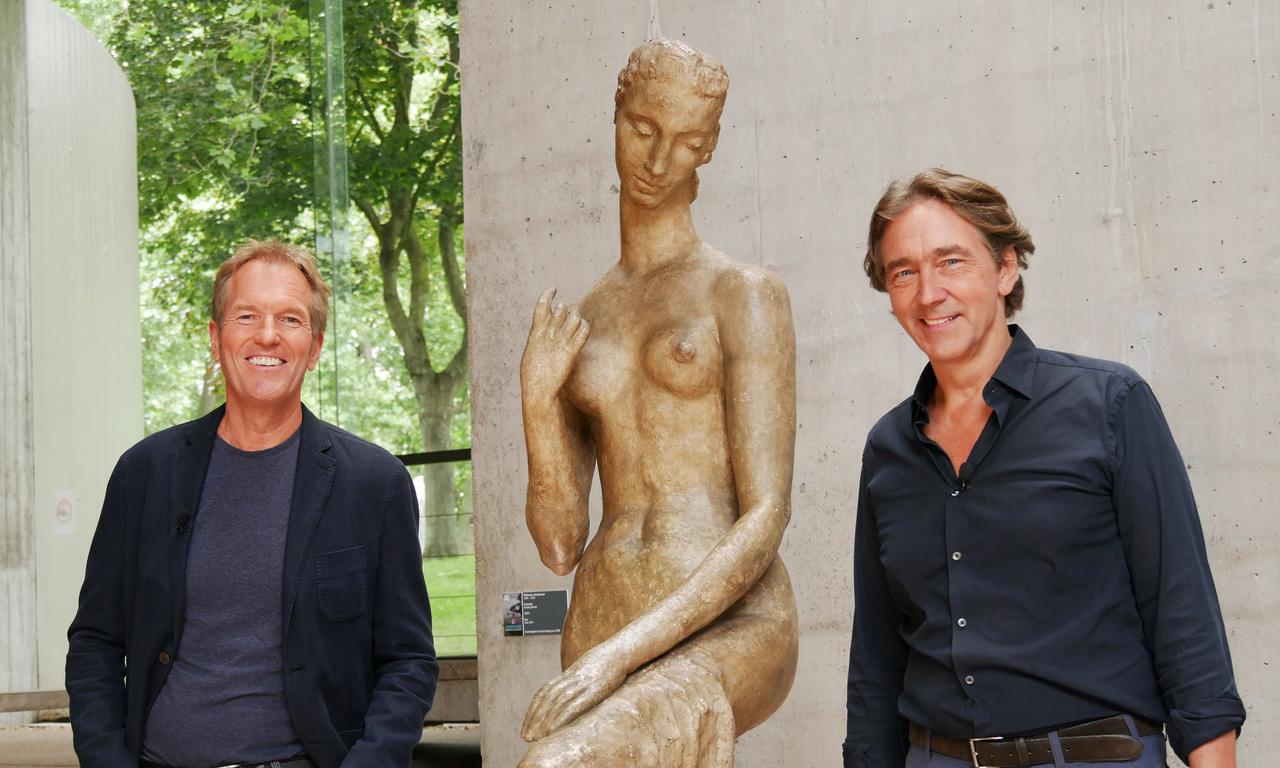Markus Brock (li.) und Stefan Hunstein im Lehmbruck Museum Duisburg neben einer Frauenstatue