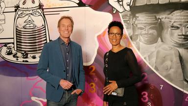 Markus Brock mit Mo Asumang vor einer besonderen Wand-Collage