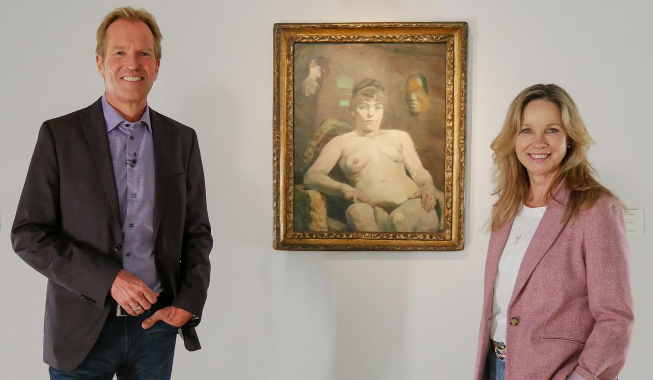 Mann und Frau vor Gemälde