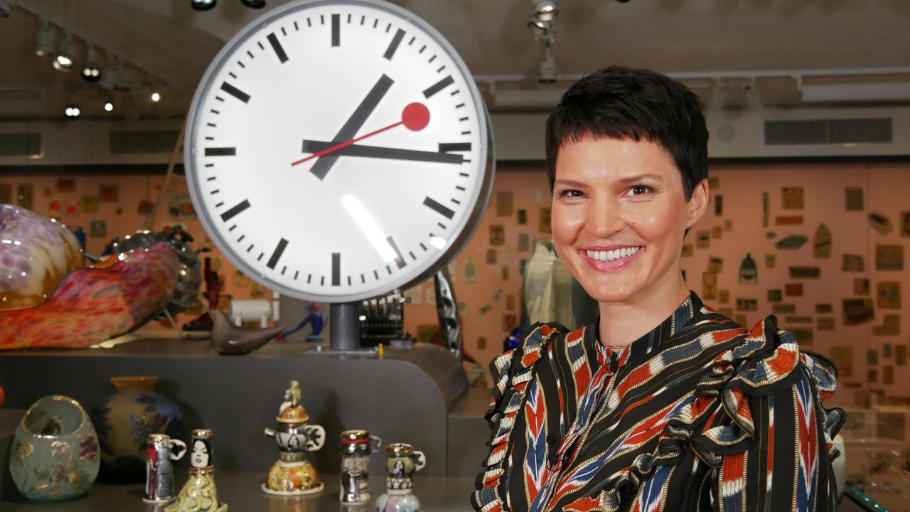 Eine Frau mit braunem Kurzhaarschnitt.