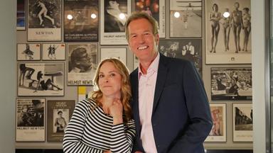 Anneke Kim Sarnau und Markus Brock posieren gemeinsam vor Helmut-Newton-Postern im Ausstellungsraum