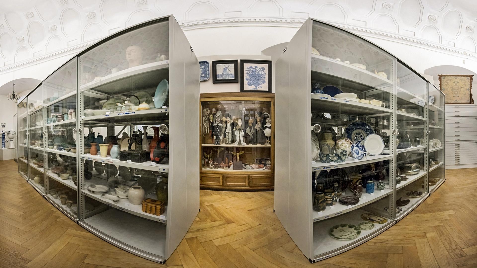 Blick auf einen Ausstellungsraum mit Regalen