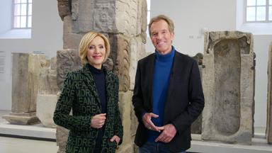 Eine Frau und ein Mann lächeln in die Kamera.