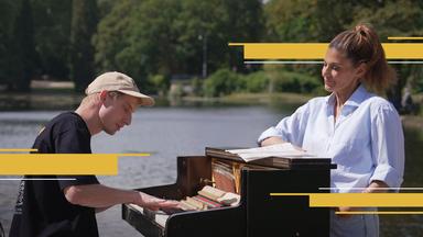 "aspekte"-Reporterin Katty Salié hört "Stadtgeklimper", dem Pianisten Thelonius Herrmann, in einem Park dabei zu, wie er Klavier spielt.