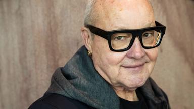 Ein älterer Mann trägt eine große, schwarze Brille.