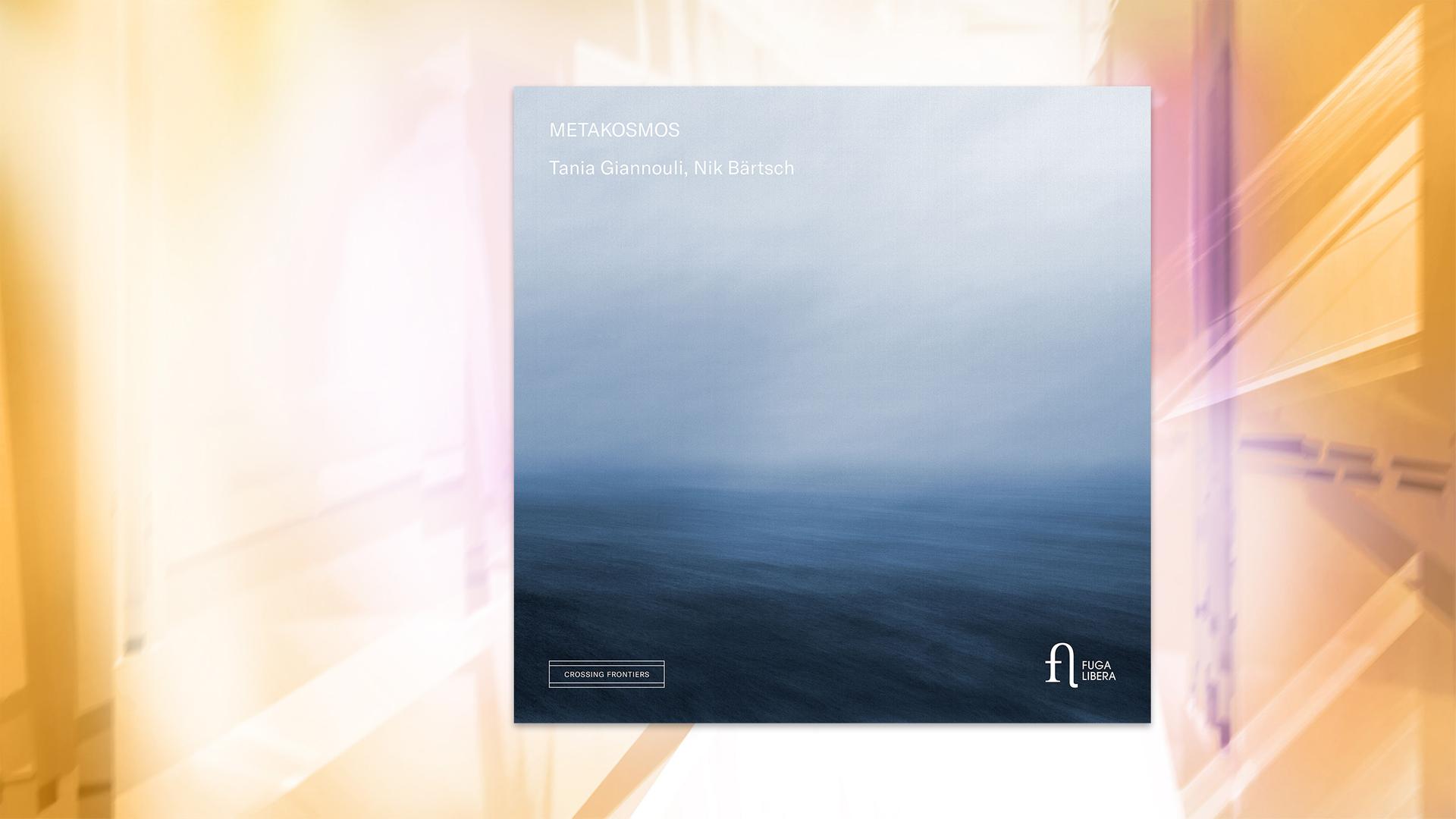 Auf dem Cover des Musikalbums sieht man die Illustration eines Meeres im Nebel.