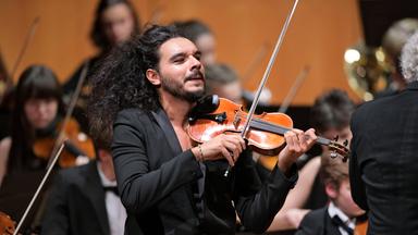 Ein Mann spielt Geige.