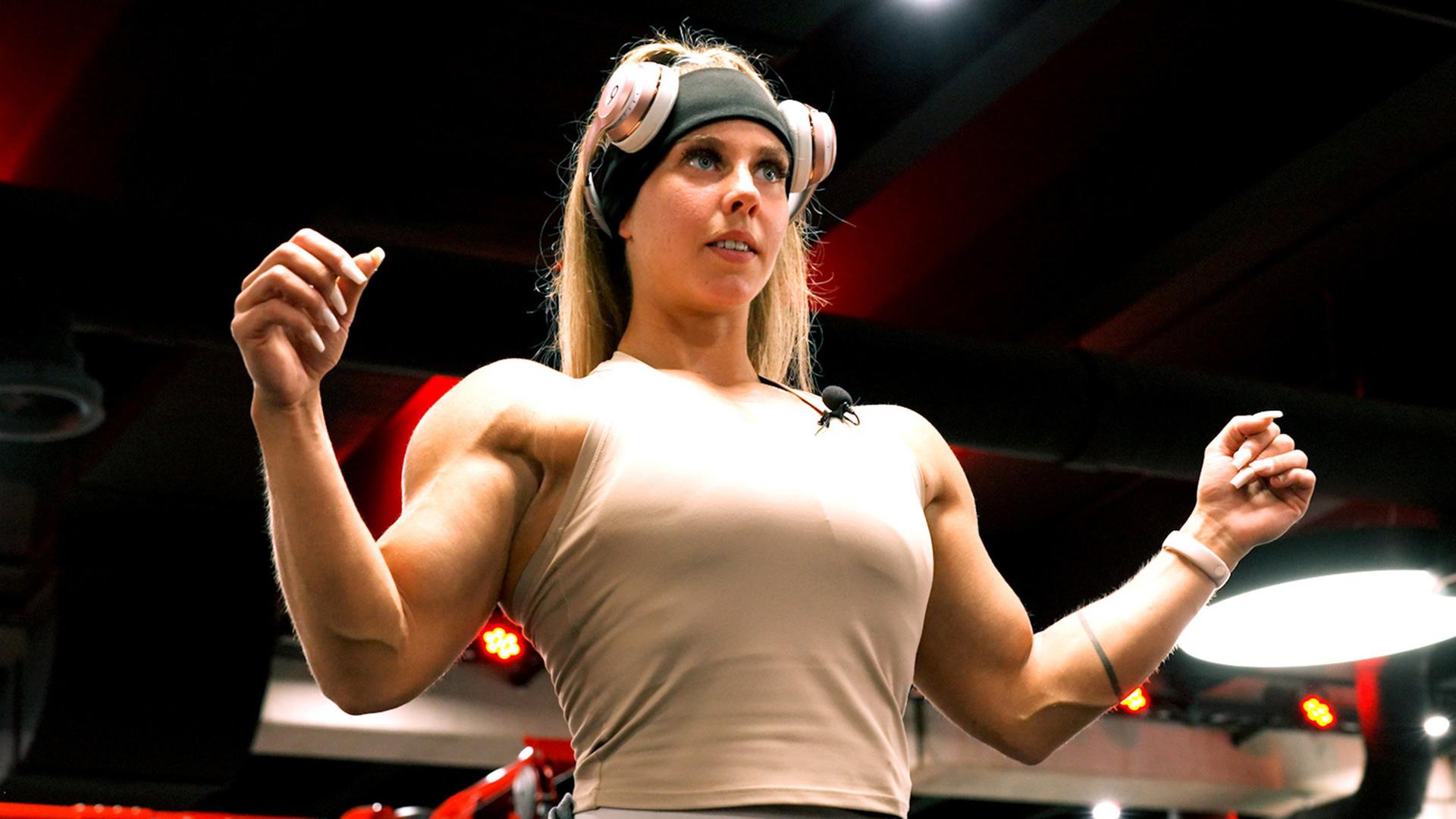 Rebecca vor dem Spiegel im Gym