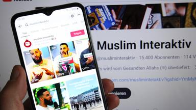 Mann mit Bart auf verschiedenen Videos auf Smartphone.