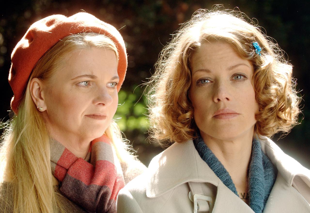 (v.li.): Ulrike Beimpold (Nannerl Seemann), Marie Bäumer (Eva Krupke)