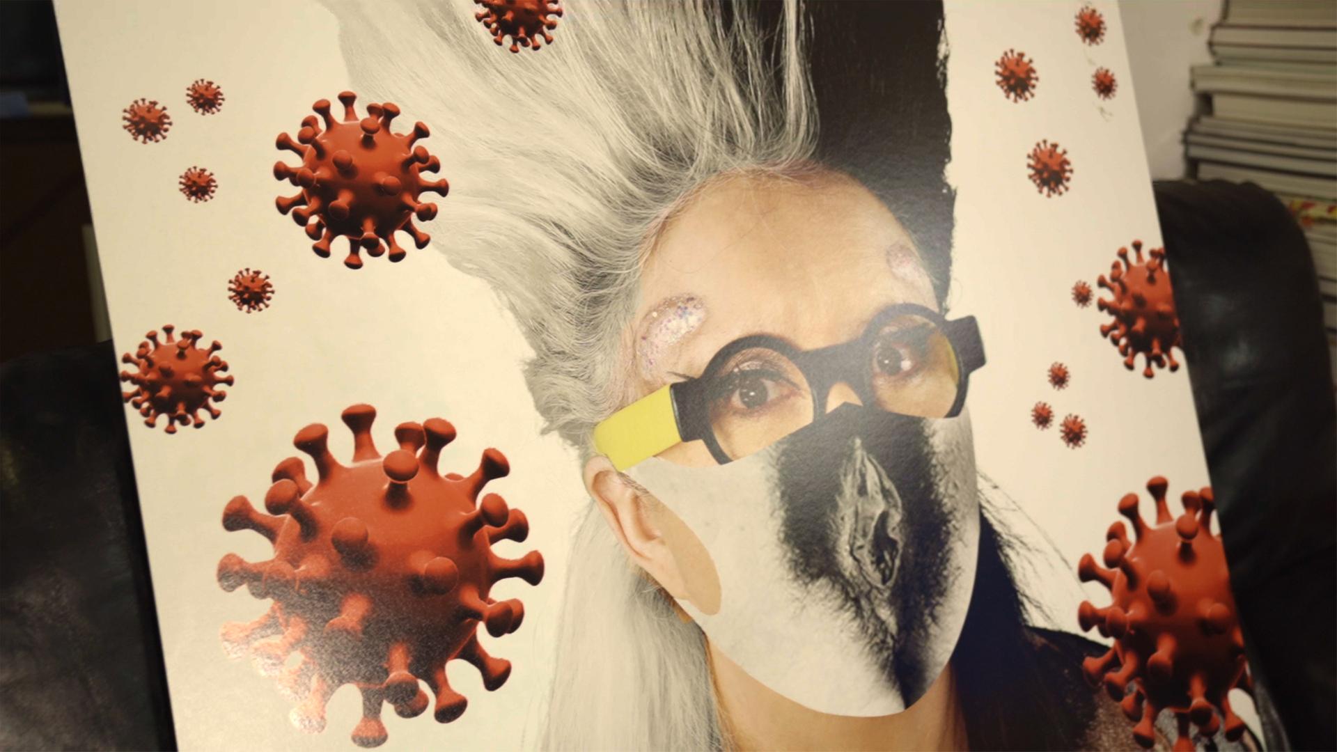 Kunstwerk der französischen Performance- und Multimedia-Künstlerin ORLAN, auf dem sie selbst mit einer Mund- und Nasenbedeckung zu sehen ist, auf der eine Vulva abgebildet ist. Neben dem Selbstportrait sind einige COVID-19-Viren abgebildet. 