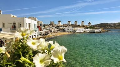 Ansicht der Windmühlen von Mykonos und dem Meer.