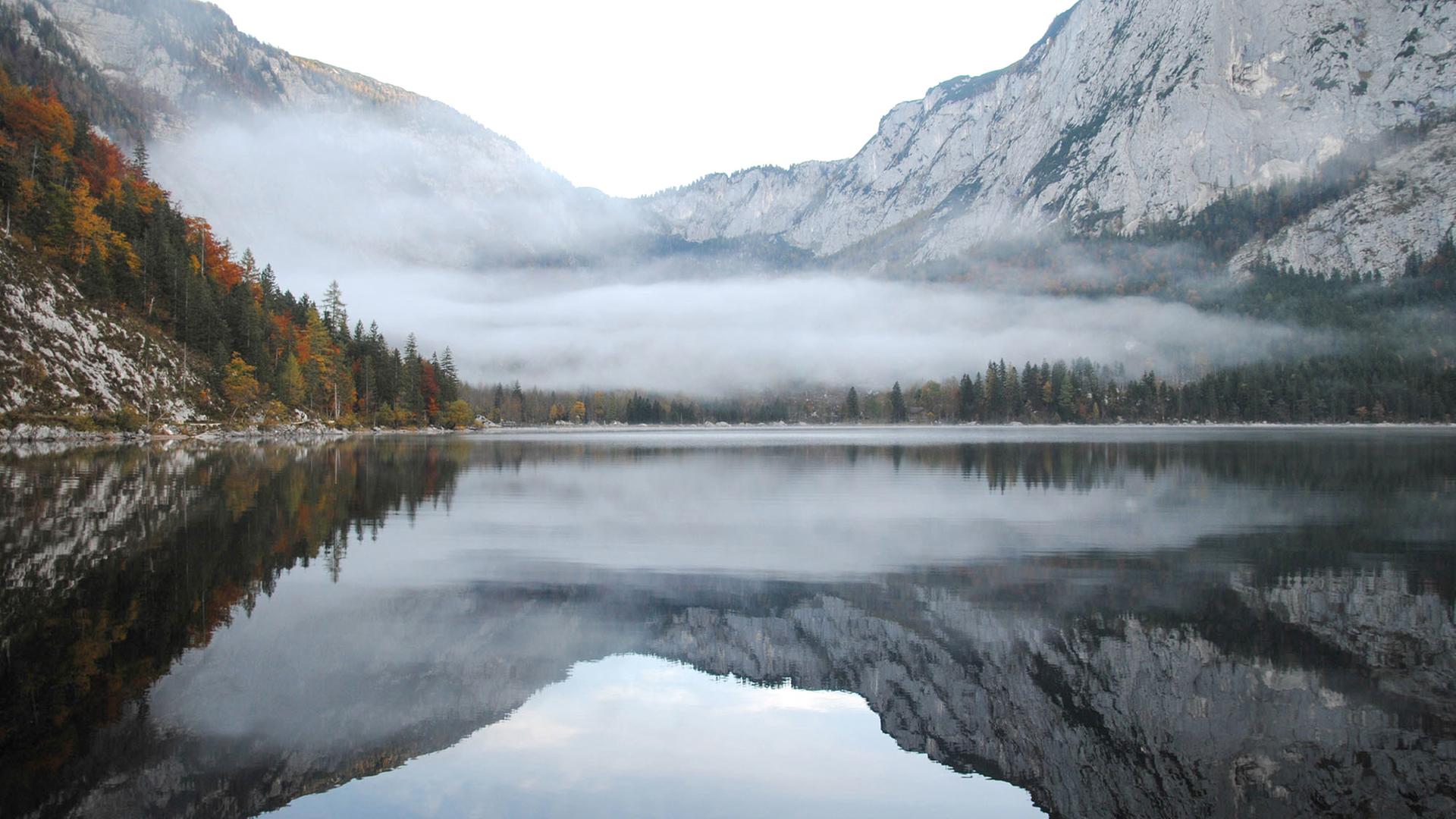 Altausseer See im Morgenherbstnebel und Wasserspiegelung  mit Blick auf Trisselwand