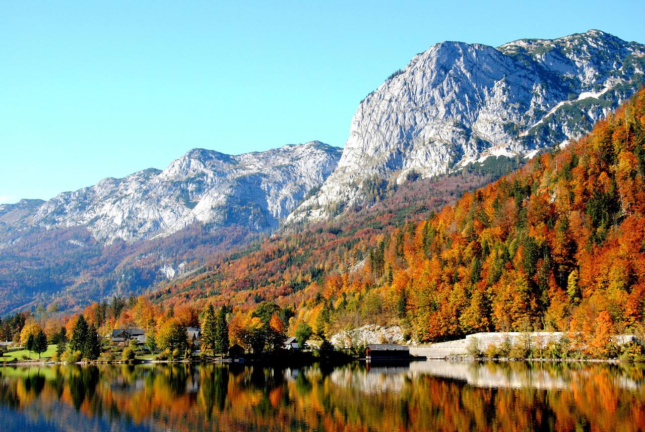 Grundlsee im Herbst mit Blick auf Loser