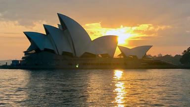 Das Opernhaus in Sydney bei Sonnenuntergang.