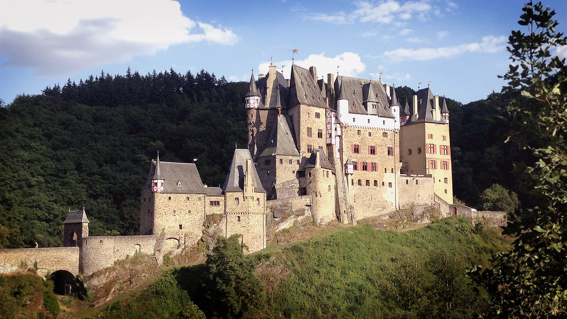 Eine Seitenansicht der Burg Eltz.