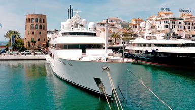 Superjacht im Hafen Puerto Banús in Marbella an der spanischen Costa del Sol