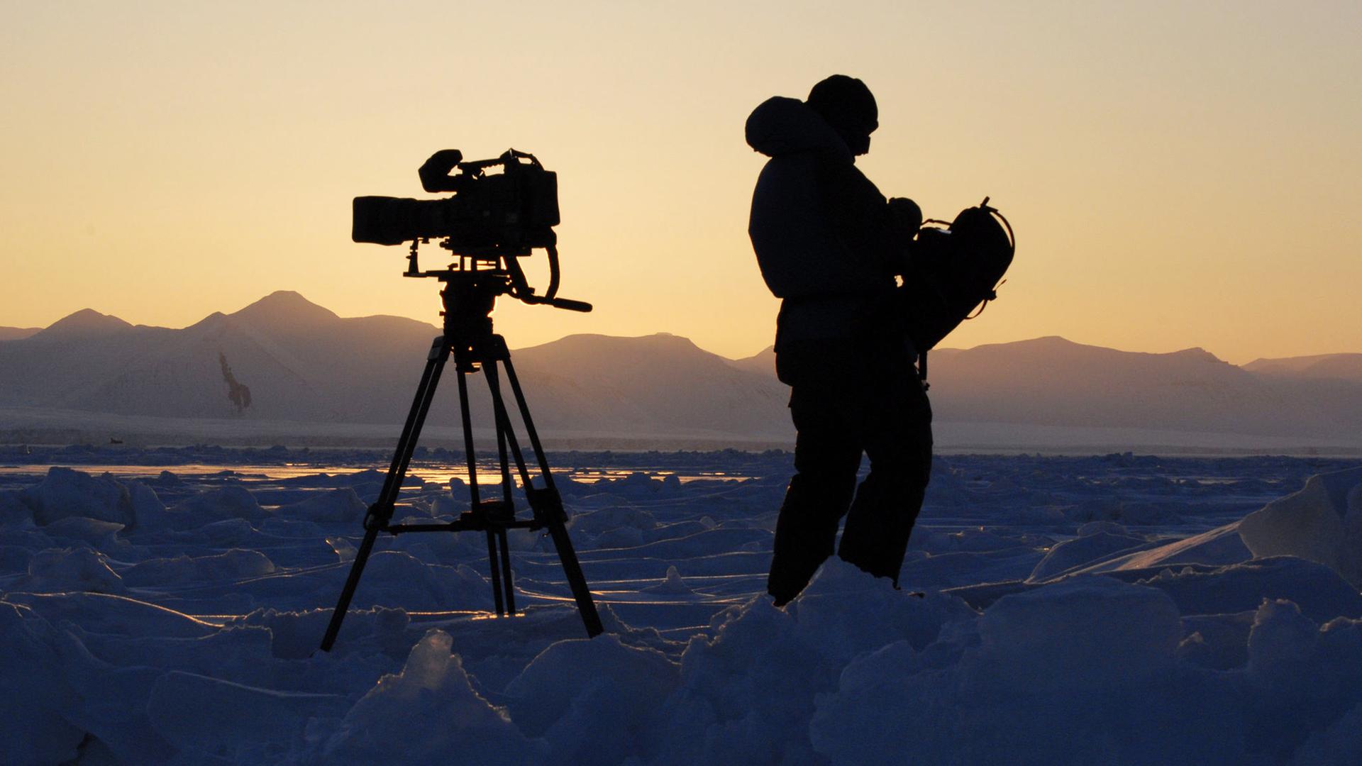 Kameramann Heribert Schöller bei Dreharbeiten im Packeis