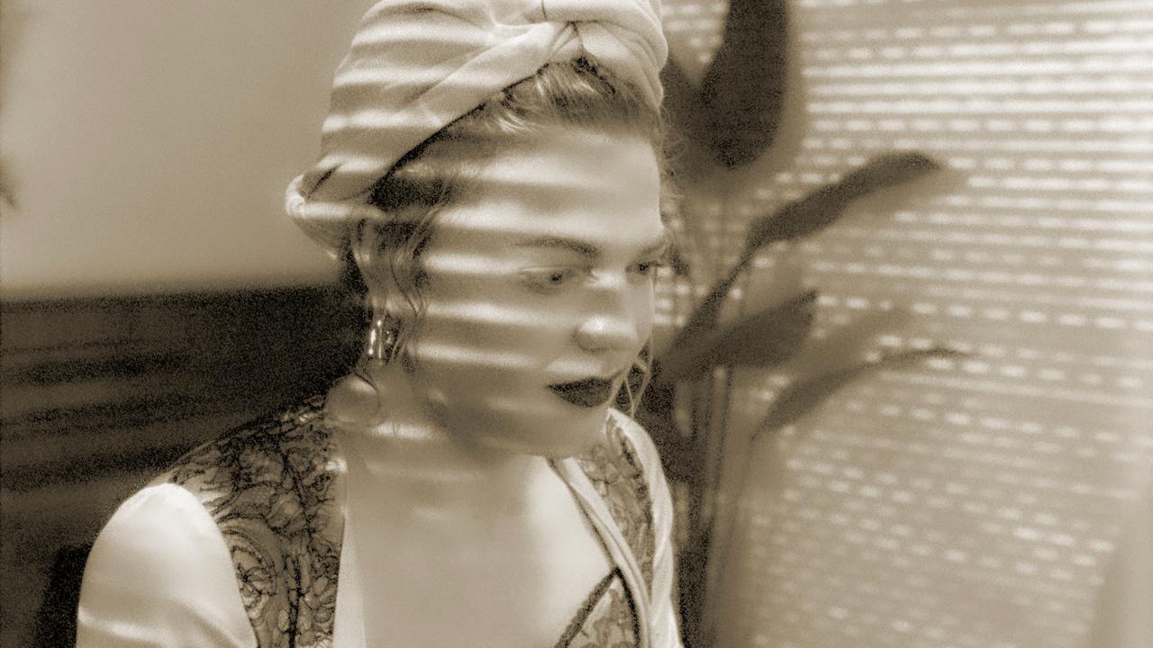 Frau mit melancholischem Blick nach unten