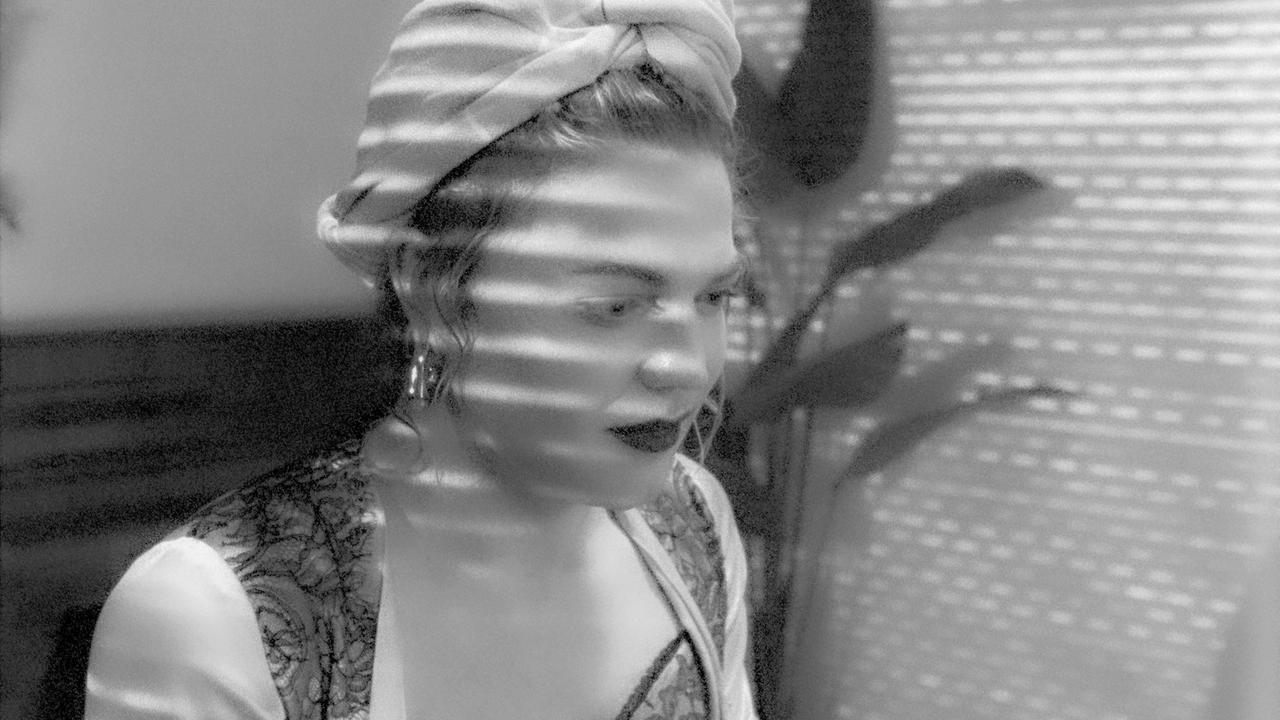 Frau mit melancholischem Blick nach unten