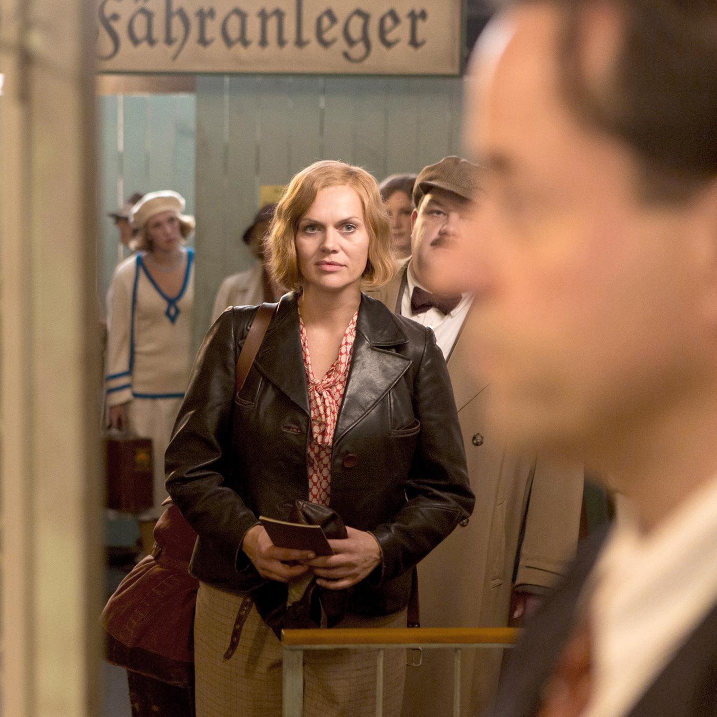 Henny (Anna Loos) hilft Albert (Jan Josef Liefers)