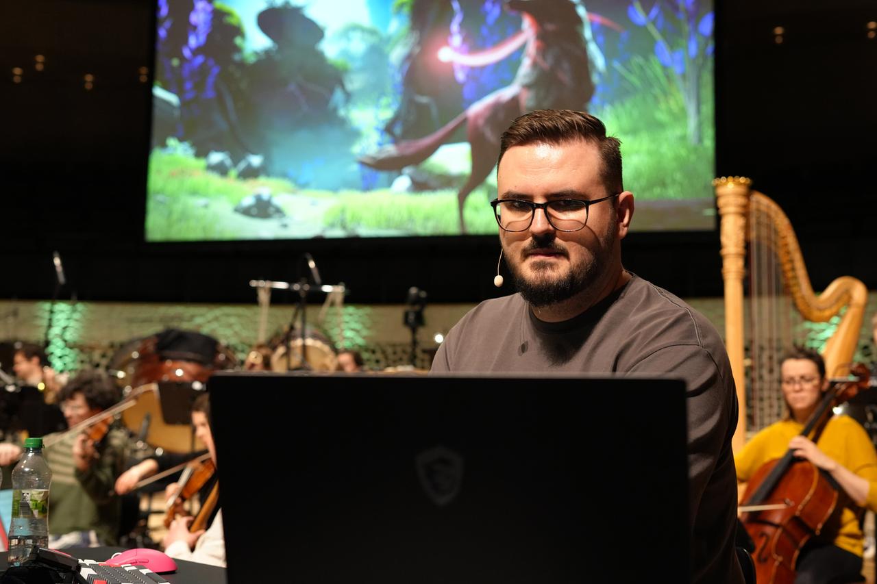 Streamer Staiy bei einer Performance in der Hamburger Elbphilharmonie