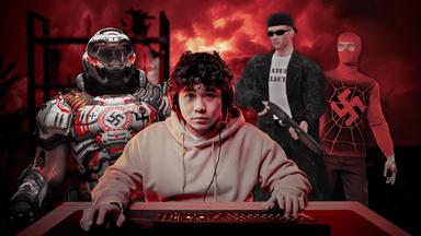 Junge spielt am Rechner, im Hintergrund rechtsextreme Symbole