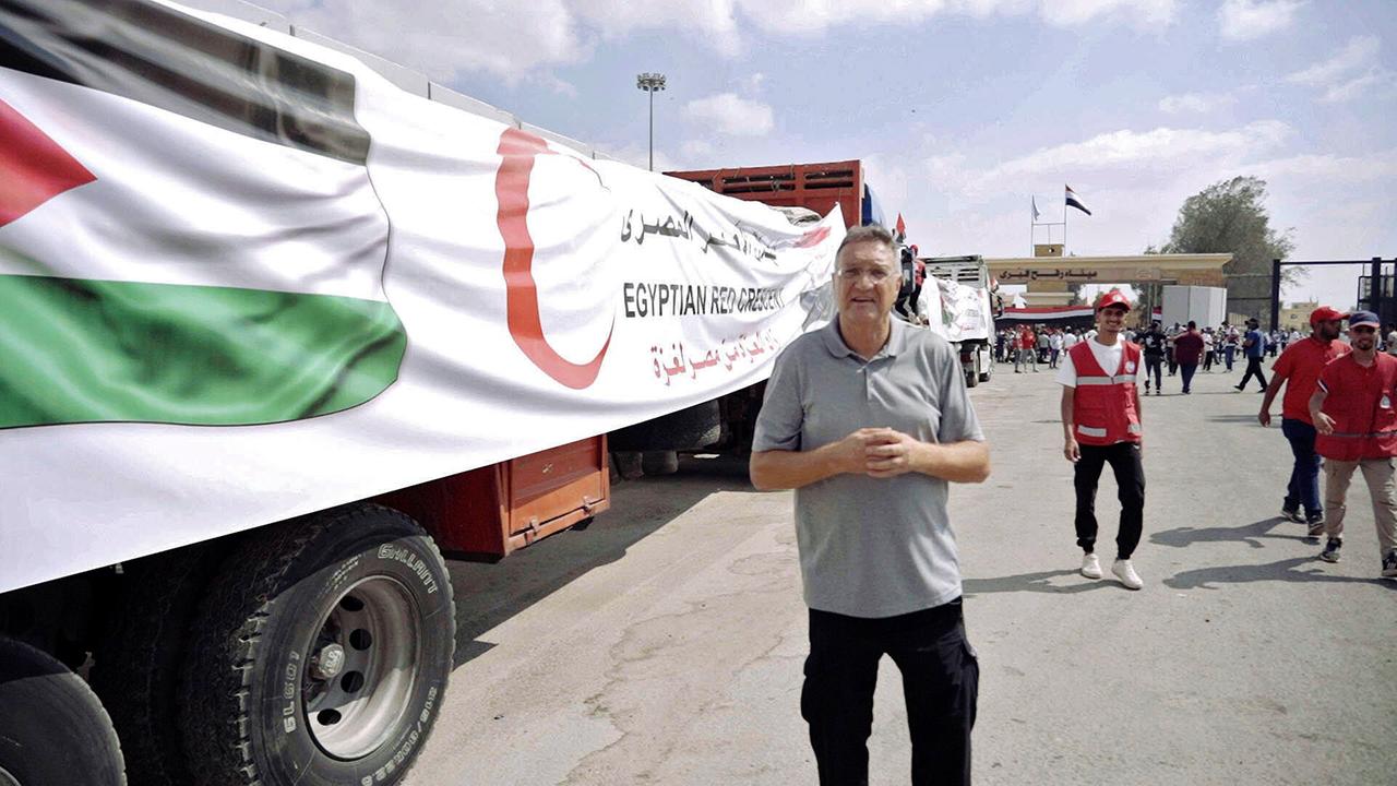 Ein Mann steht vor einem großen LKW