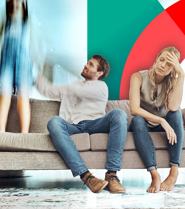 Ein junger Vater und eine junge Mutter sitzen auf einem Sofa. Die Mutter stützt den Kopf in die Hand und sieht erschöpft aus, der Vater reagiert entnervt mit einem Kind, das auf dem Sofa herumspringt. 