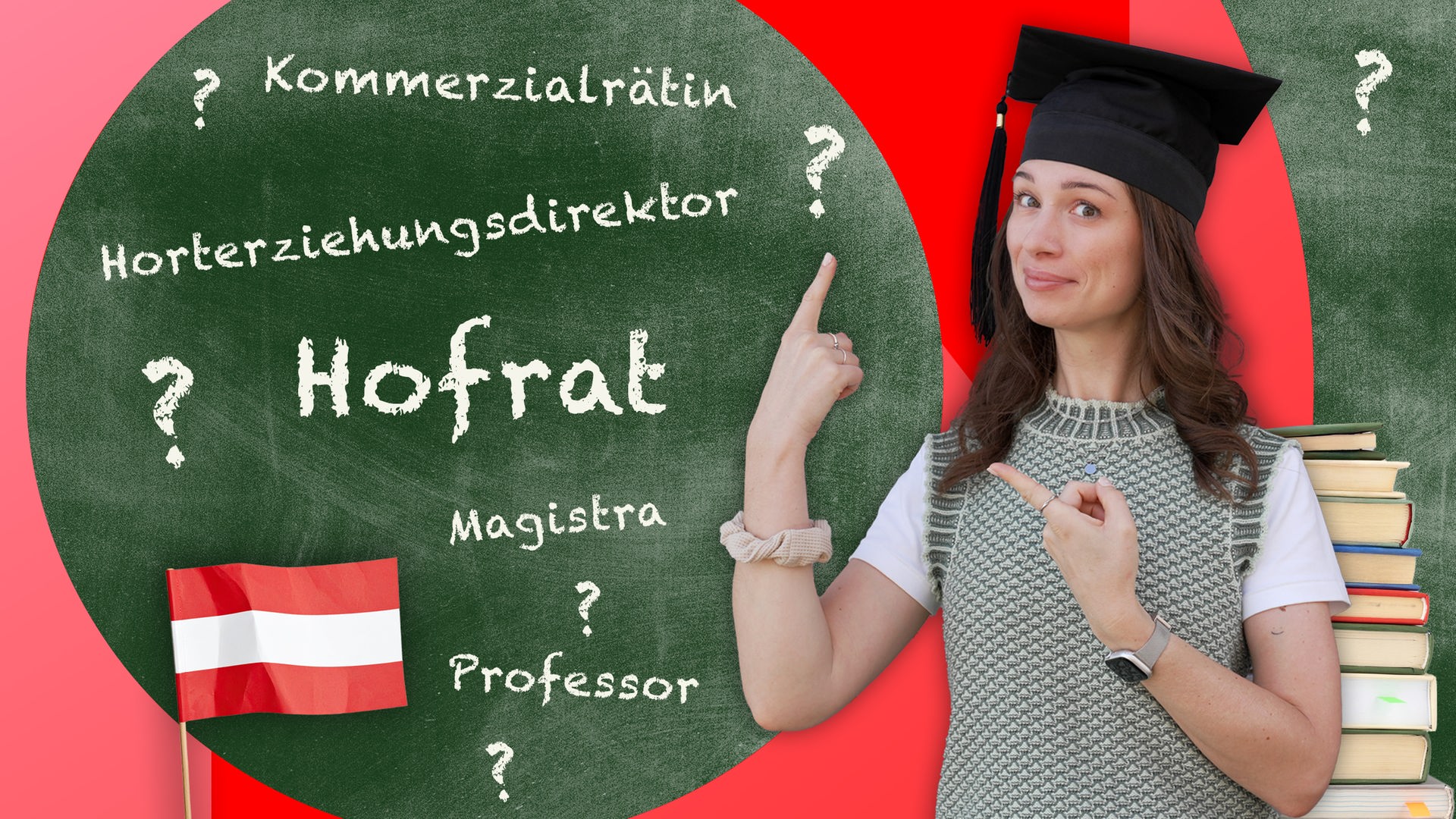 Vor einer Tafel mit Begriffen wie „Hofrat“, „Professor“ und „Magistra“ zeigt Julia Nestlen mit Doktorhut auf traditionelle österreichische Titel und Statusbezeichnungen.
