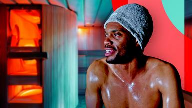 Moderator Anthony Morgan schwitzend in der Sauna